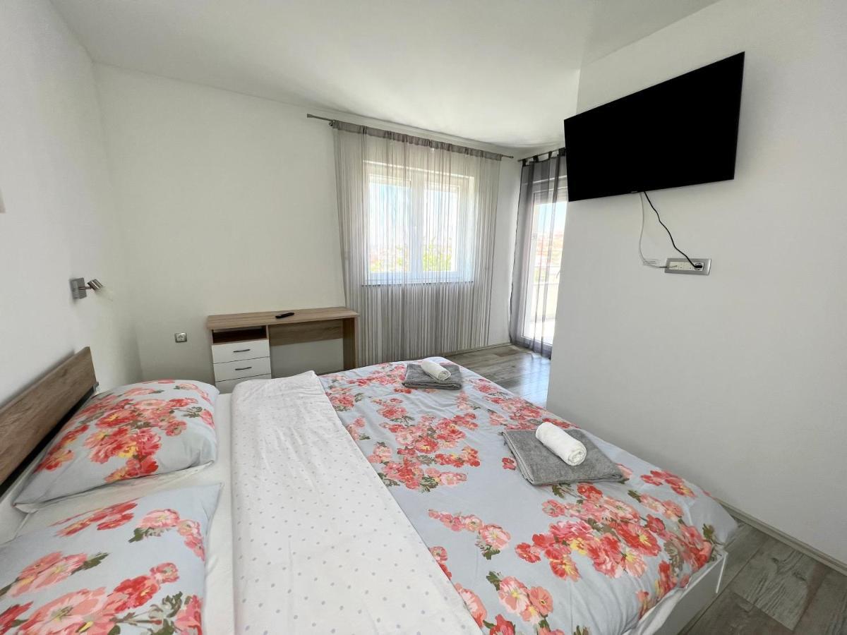 Apartment 1, Parking Solin
