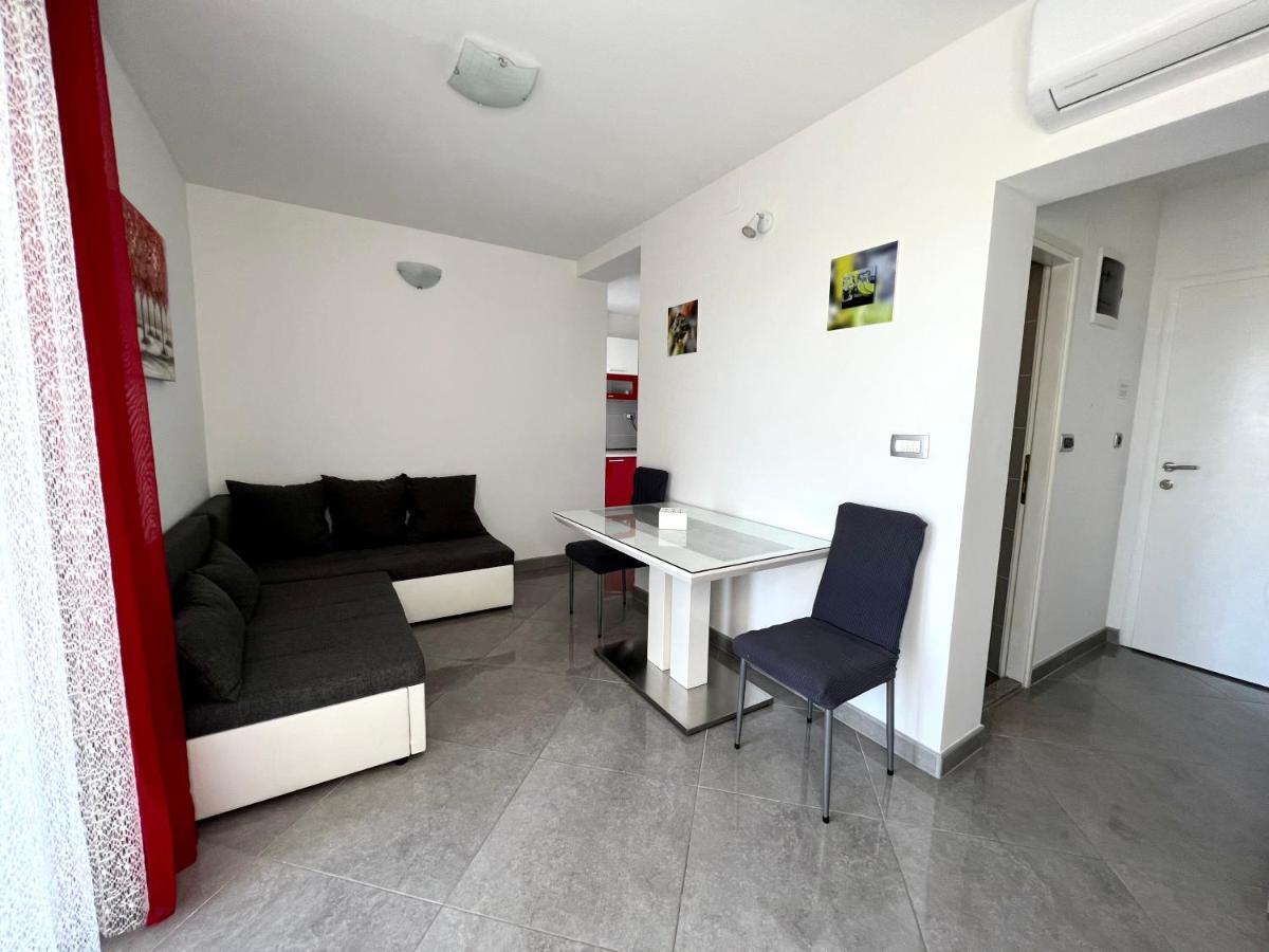 Apartment 1, Parking Solin