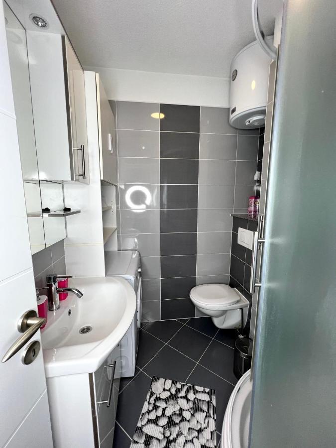Apartament 1, Parking