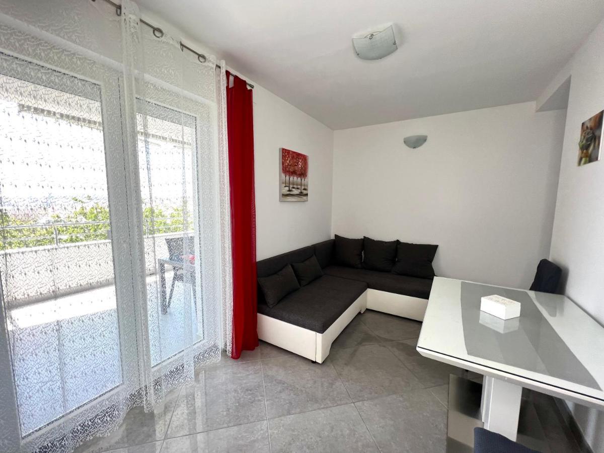 Apartment 1, Parking Solin